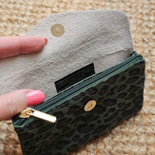Grand porte monnaie en cuir et daim léopard kaki
