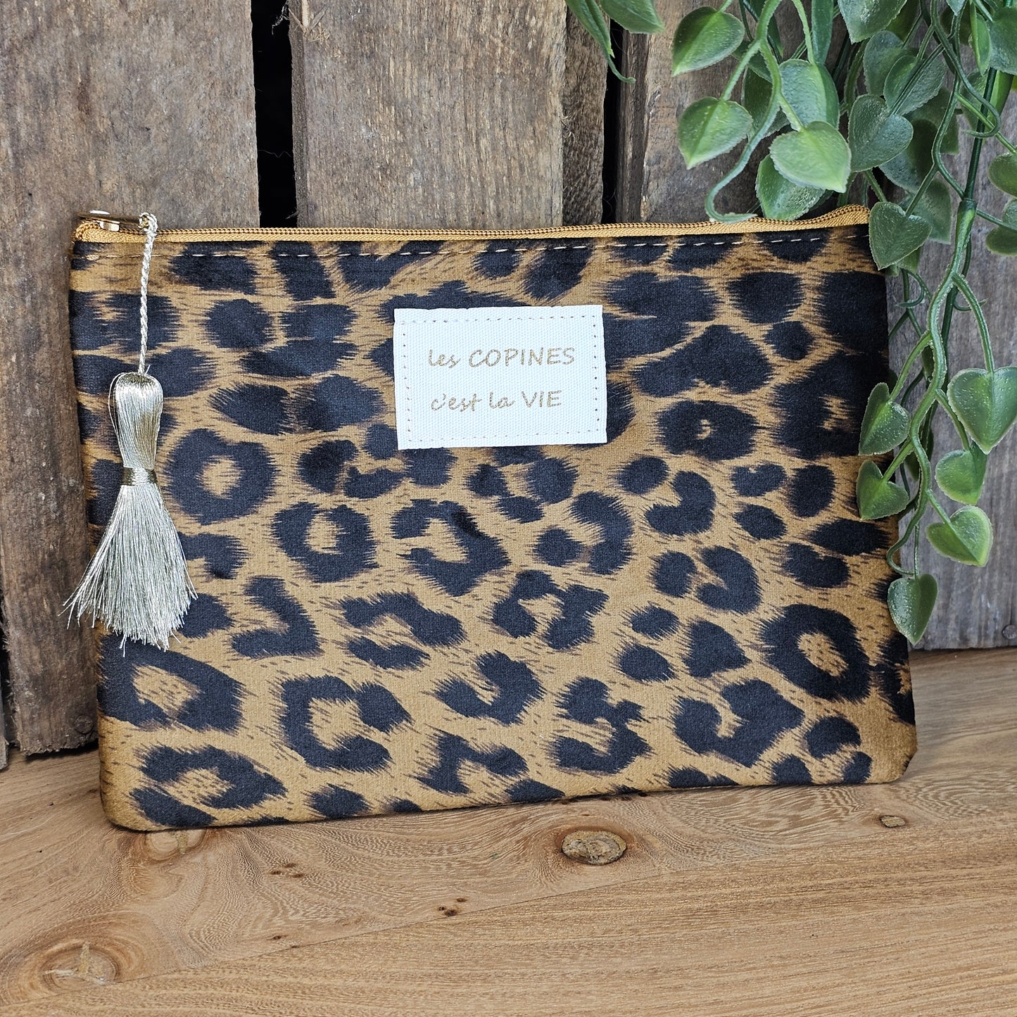 Pochette "Les copines c'est la vie" léopard camel