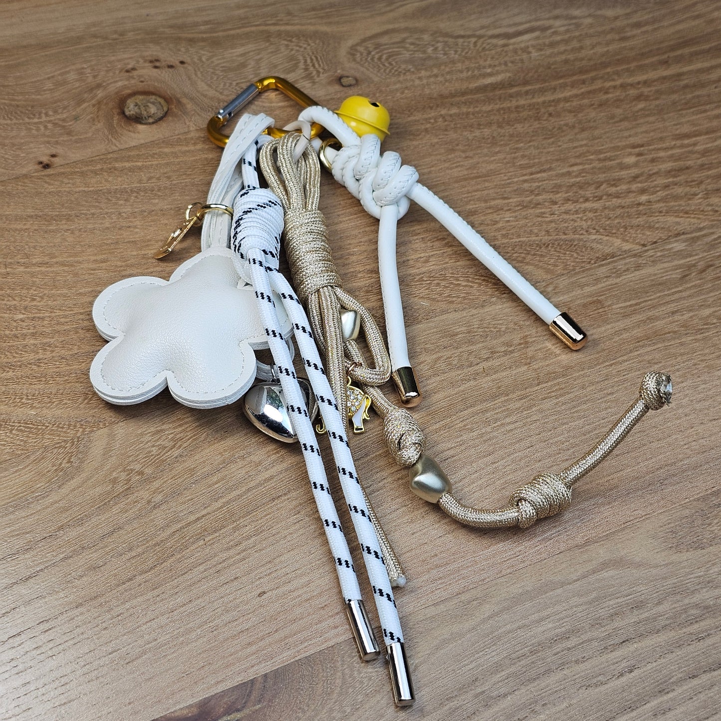 Porte-clés grigri fleur blanc