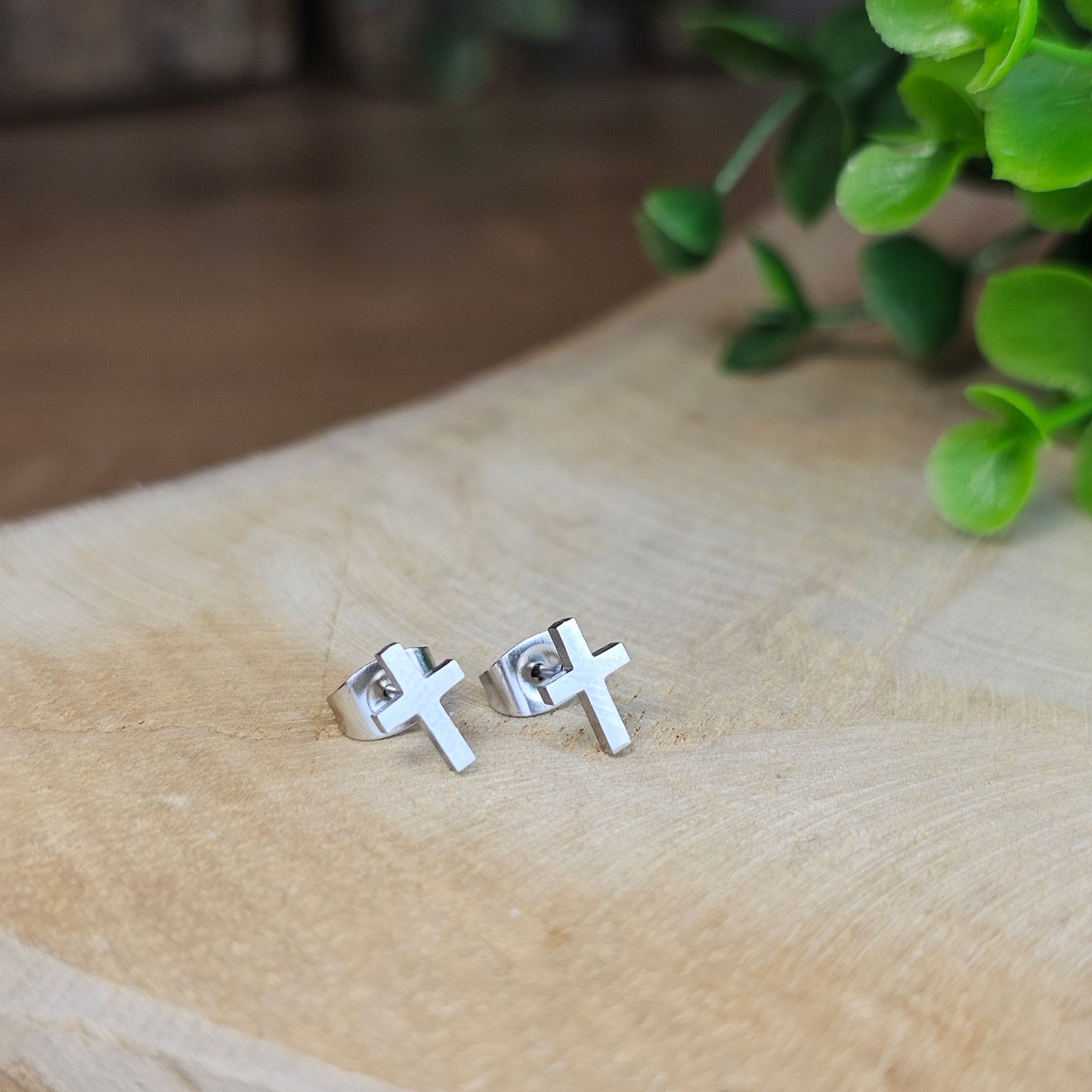 Boucles d'oreilles puces croix argentée