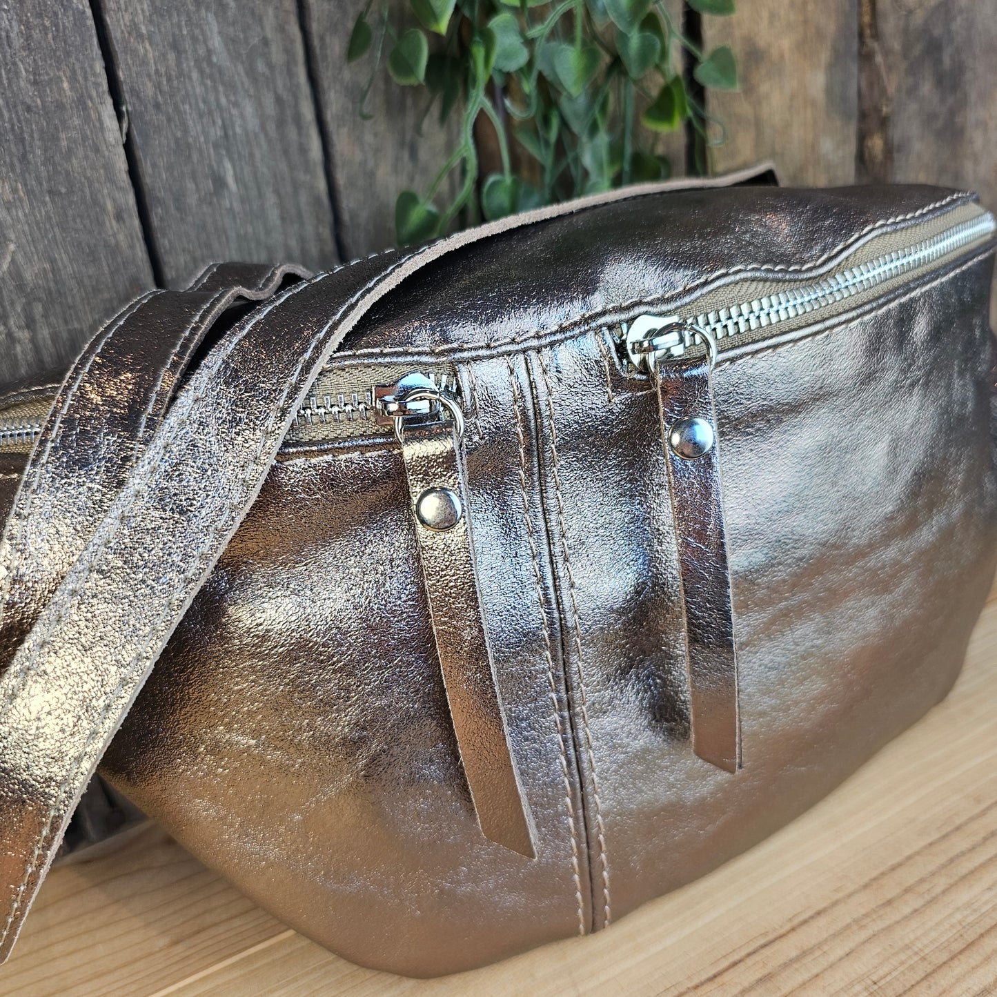 Grande banane en cuir irisé bronze