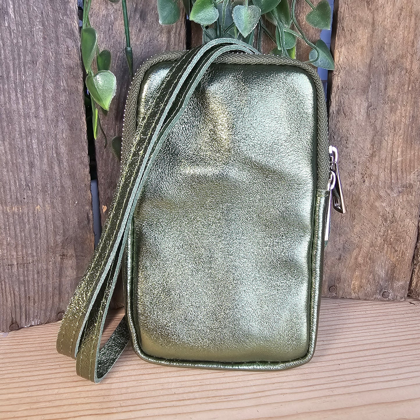 Pochette téléphone en cuir irisé kaki