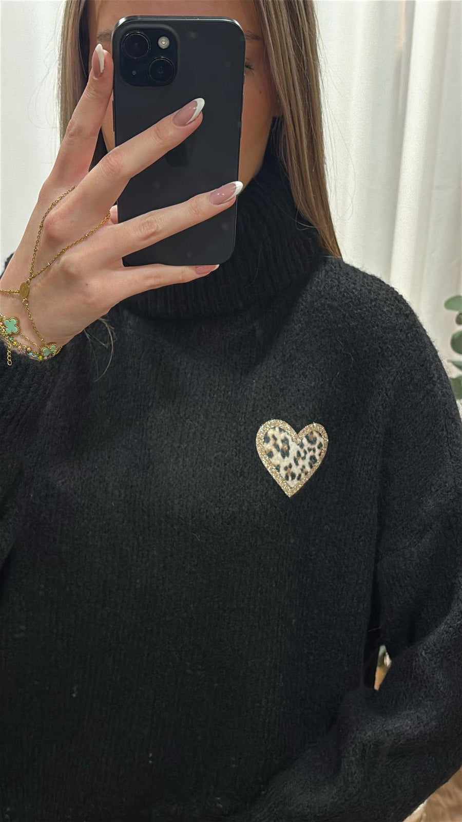 Pull col roulé coeur noir