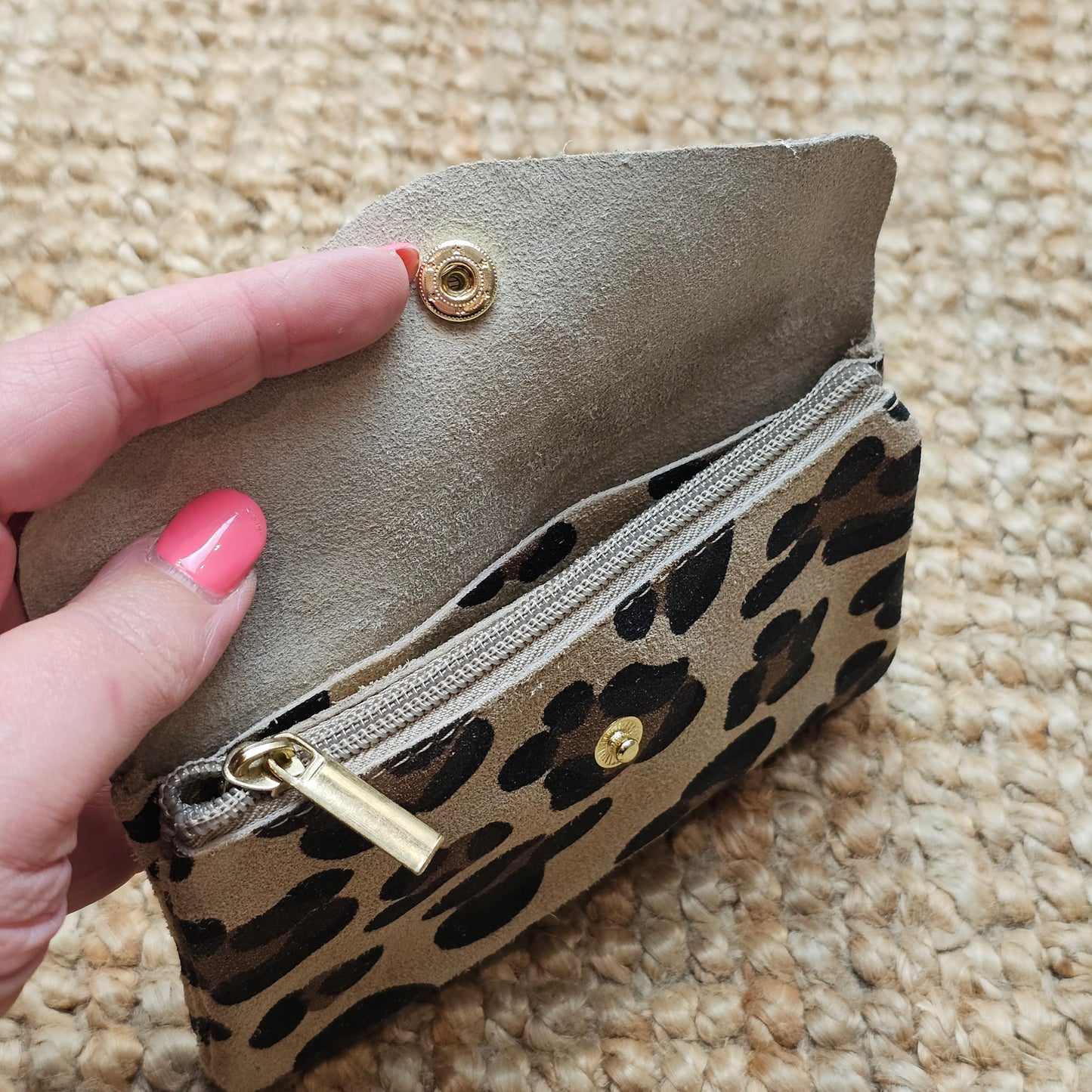 Grand porte monnaie en cuir et daim grand léopard beige