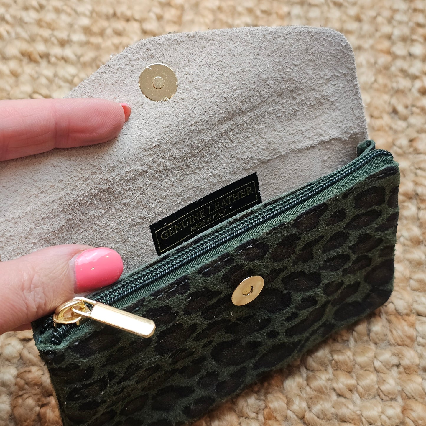 Grand porte monnaie en cuir et daim léopard kaki