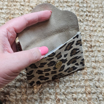 Petit porte monnaie en cuir léopard camel