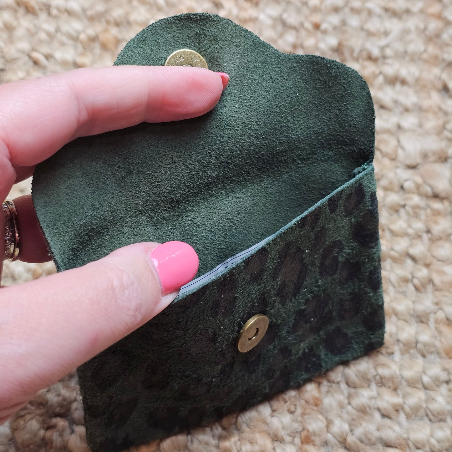 Petit porte monnaie en cuir léopard kaki