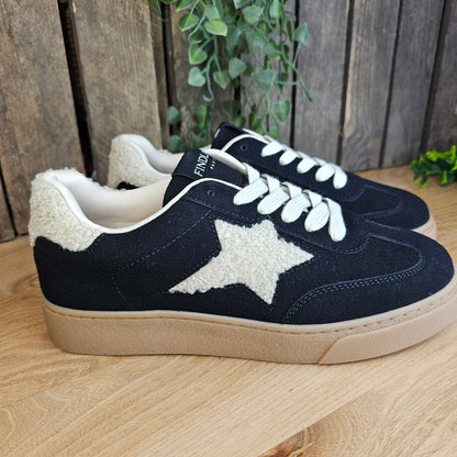 Basket noire étoile moumoute