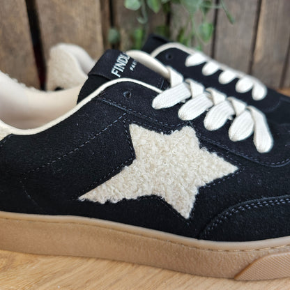 Basket noire étoile moumoute