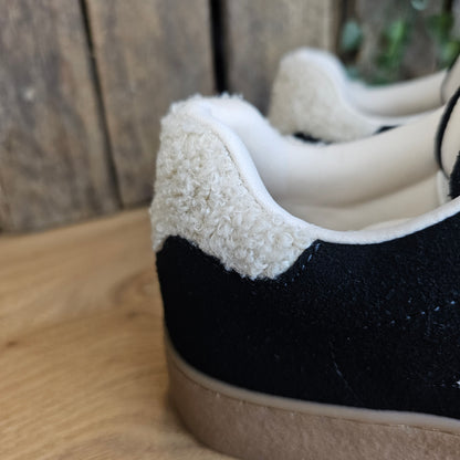 Basket noire étoile moumoute