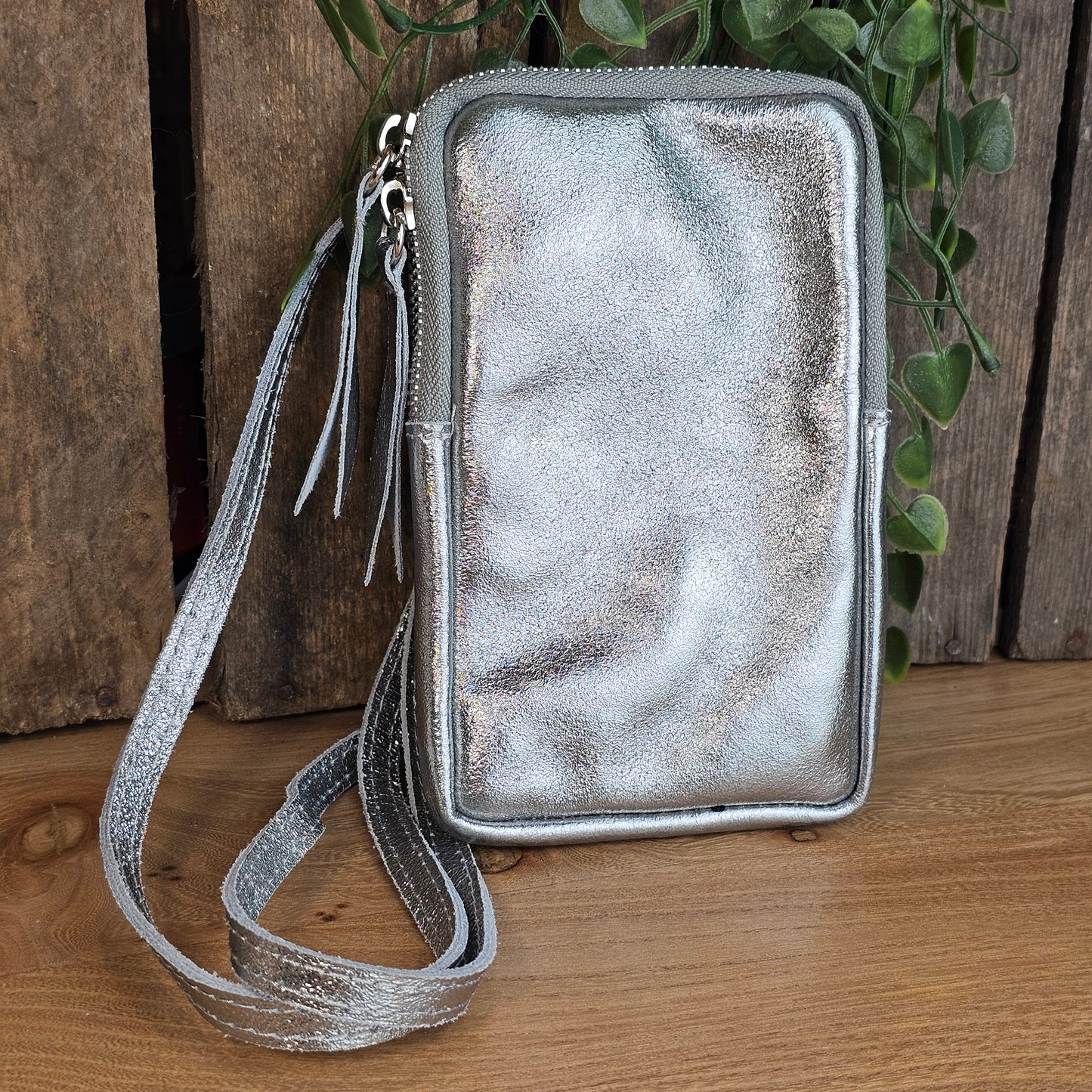 Pochette téléphone en cuir irisé gris anthracite