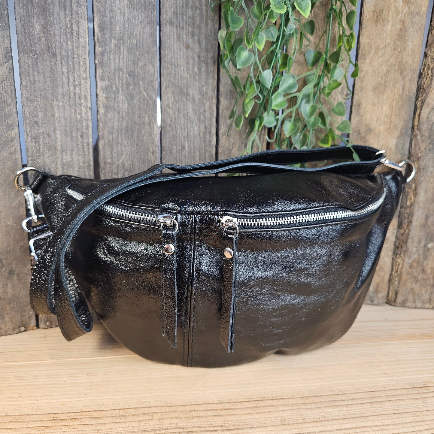 Grande banane en cuir irisé noir