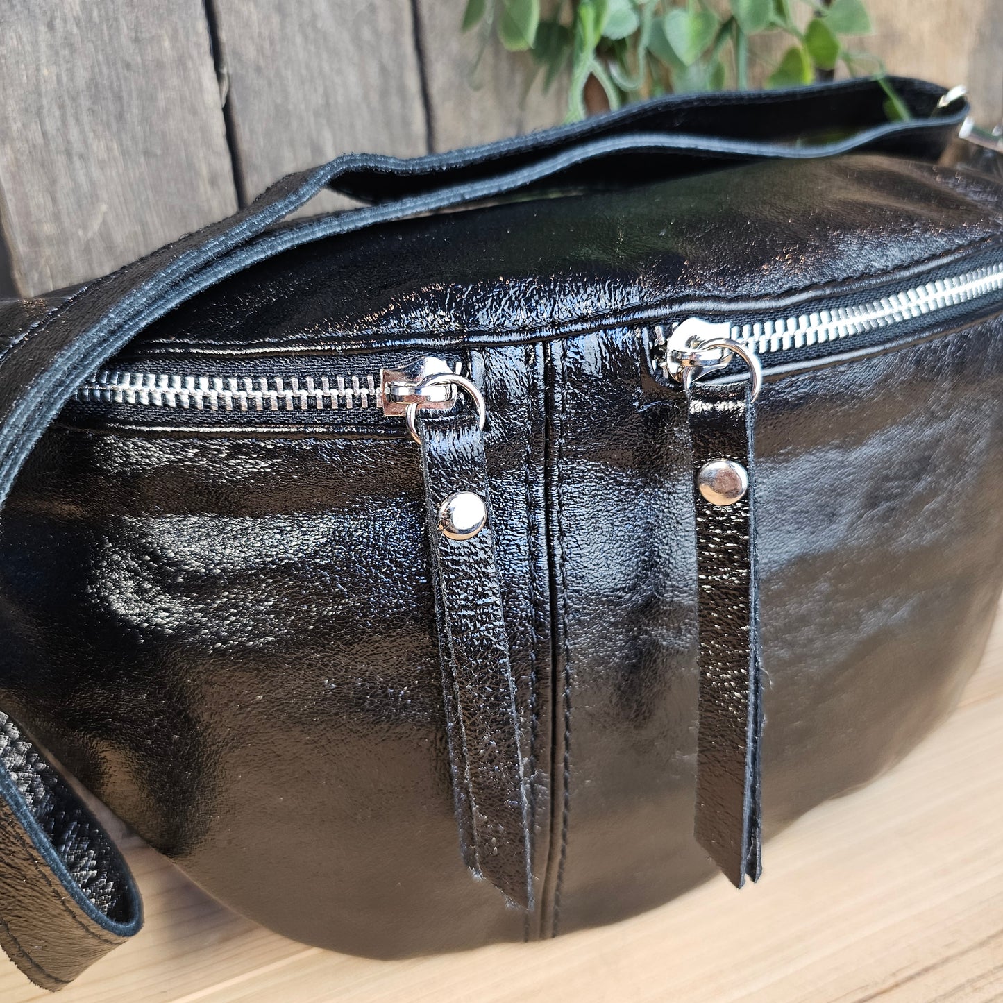 Grande banane en cuir irisé noir