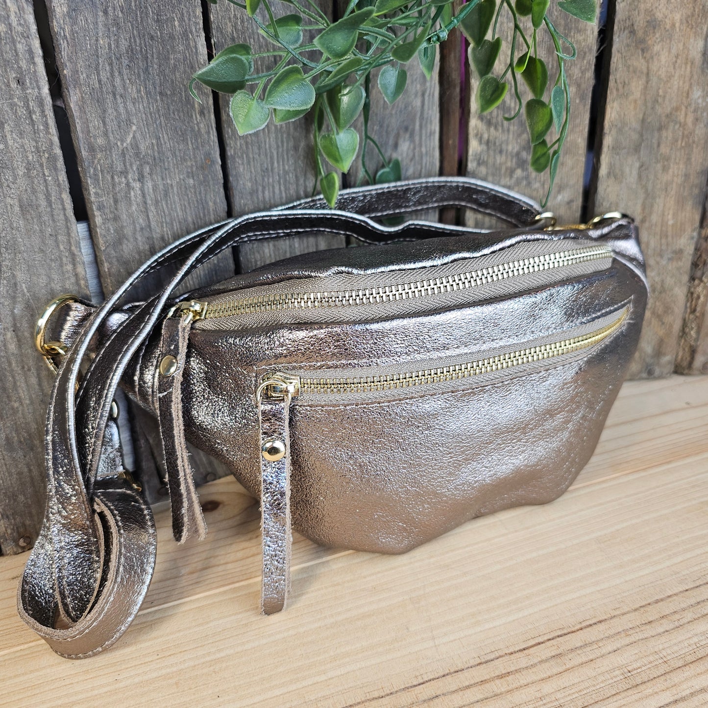 Banane en cuir irisé bronze