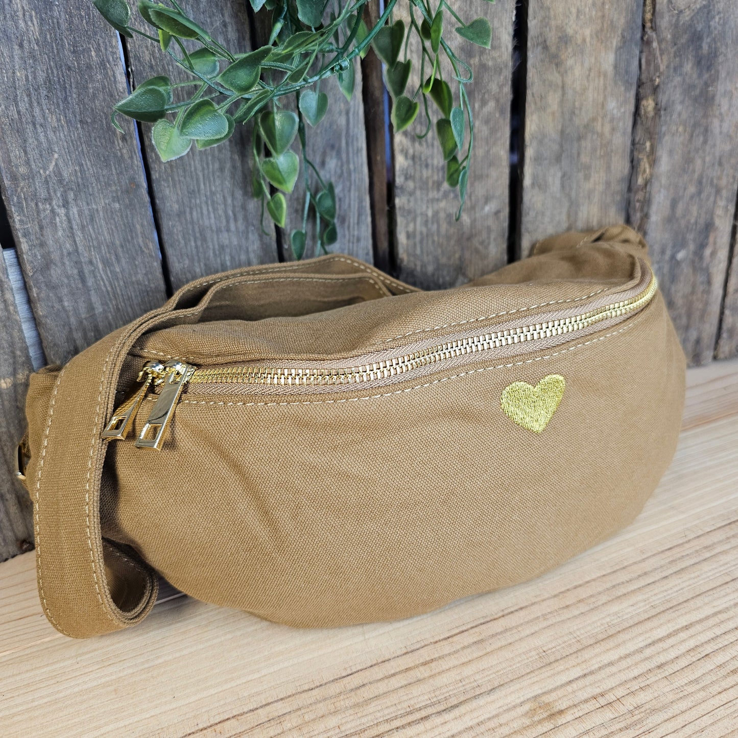 Banane en toile avec coeur camel