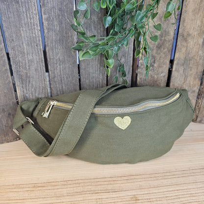 Banane en toile avec coeur kaki