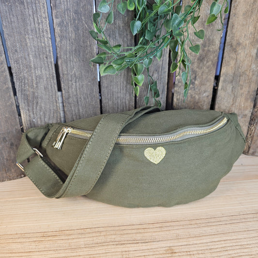 Banane en toile avec coeur kaki