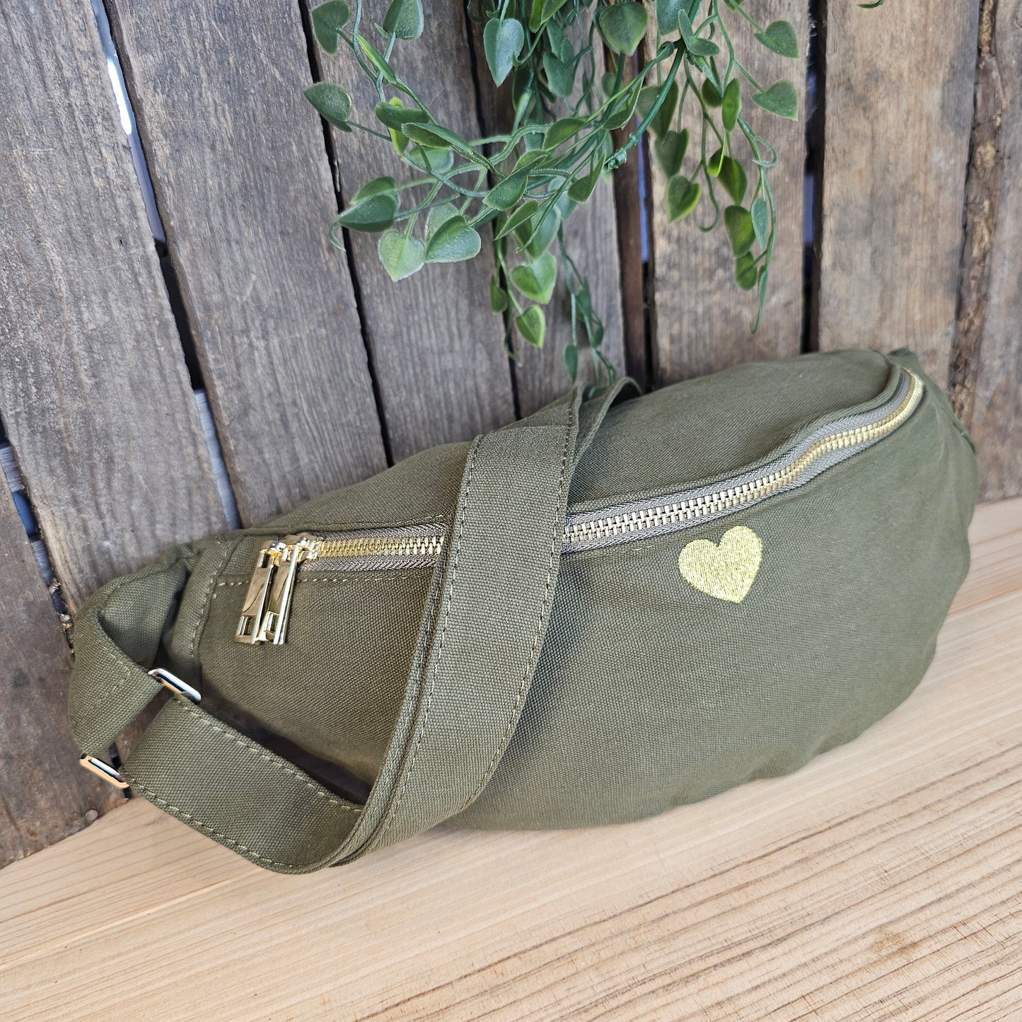 Banane en toile avec coeur kaki