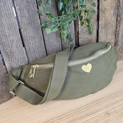 Banane en toile avec coeur kaki