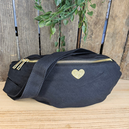 Banane en toile avec coeur noir