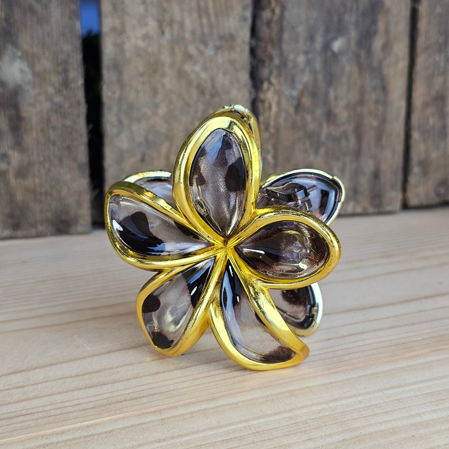 Pince cheveux fleur dorée et léopard noir