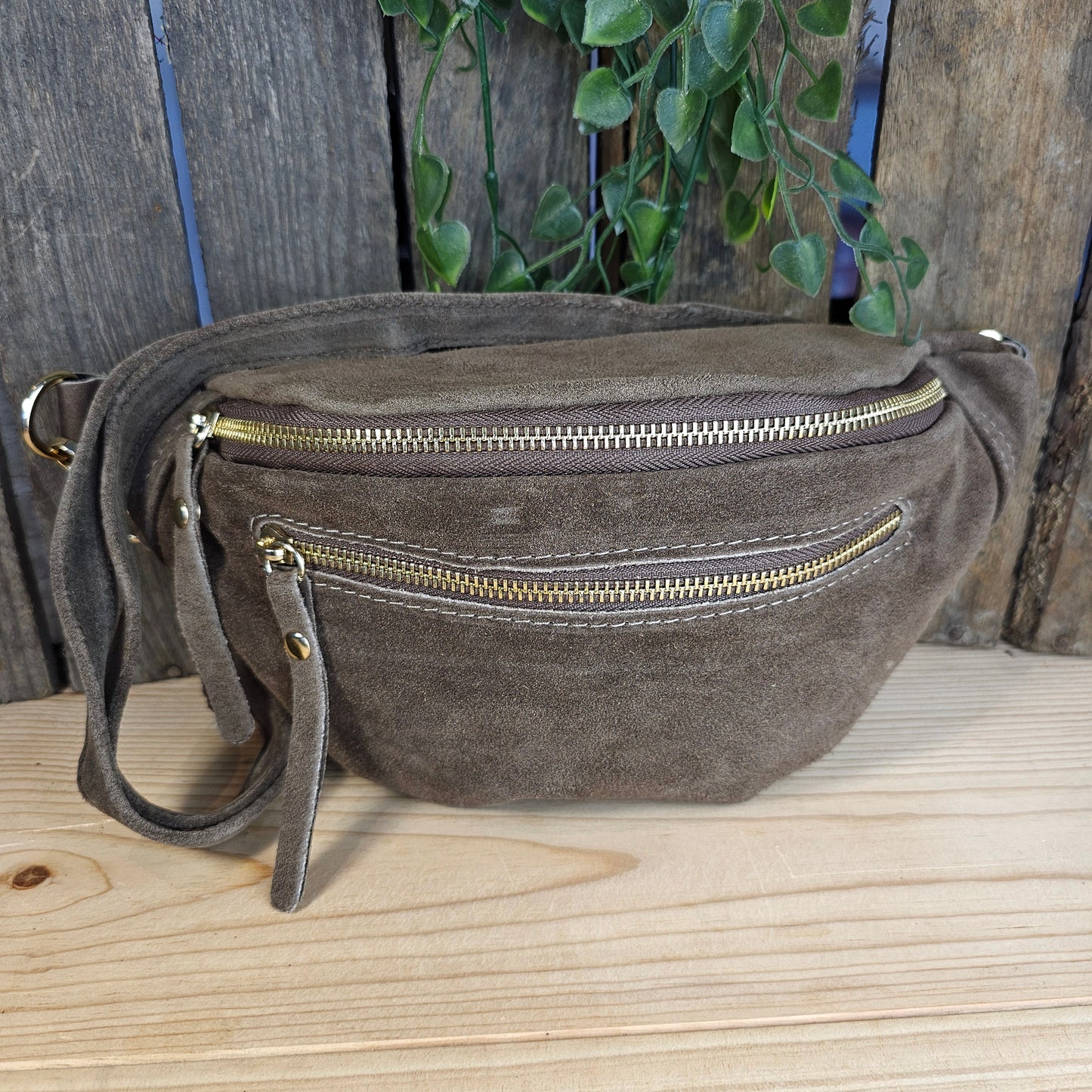 Banane en daim taupe