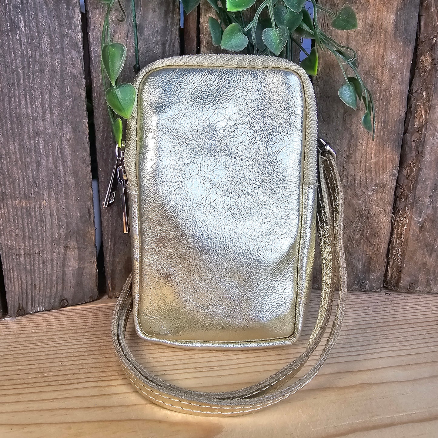 Pochette téléphone en cuir irisé doré