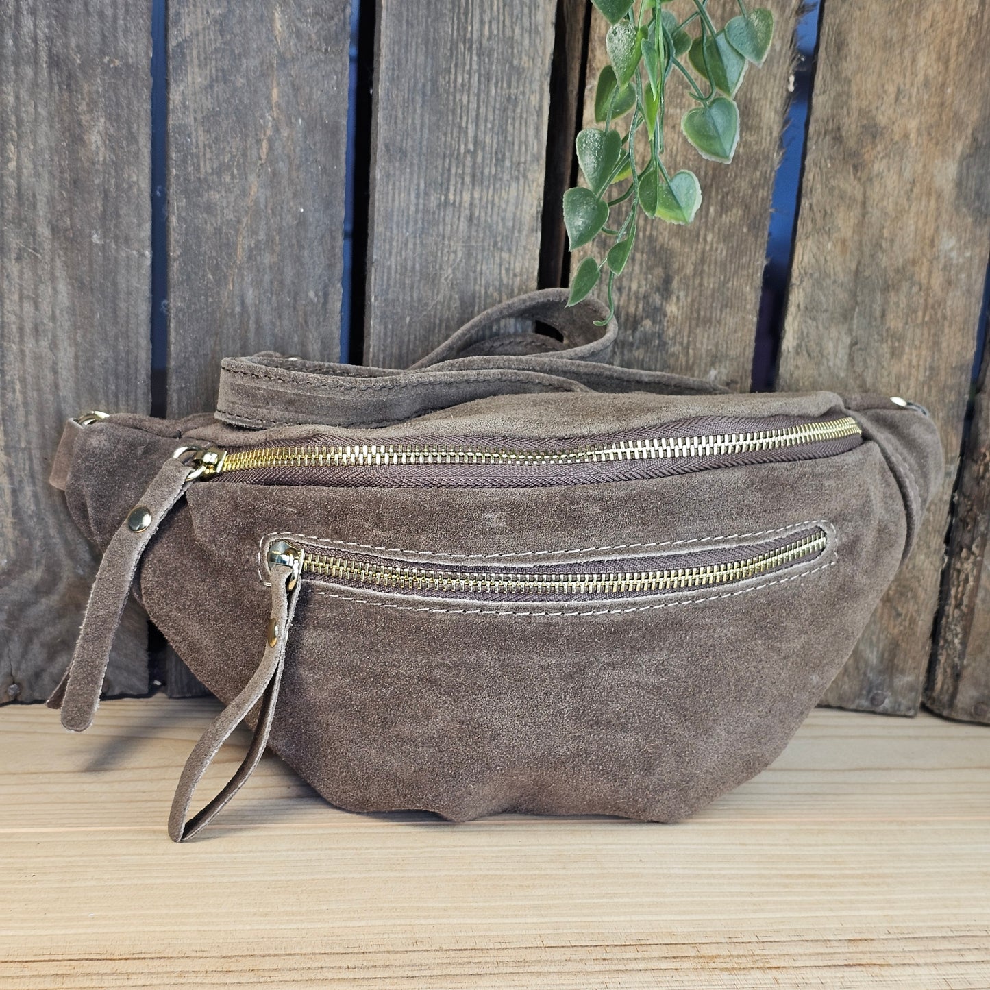 Banane en daim taupe