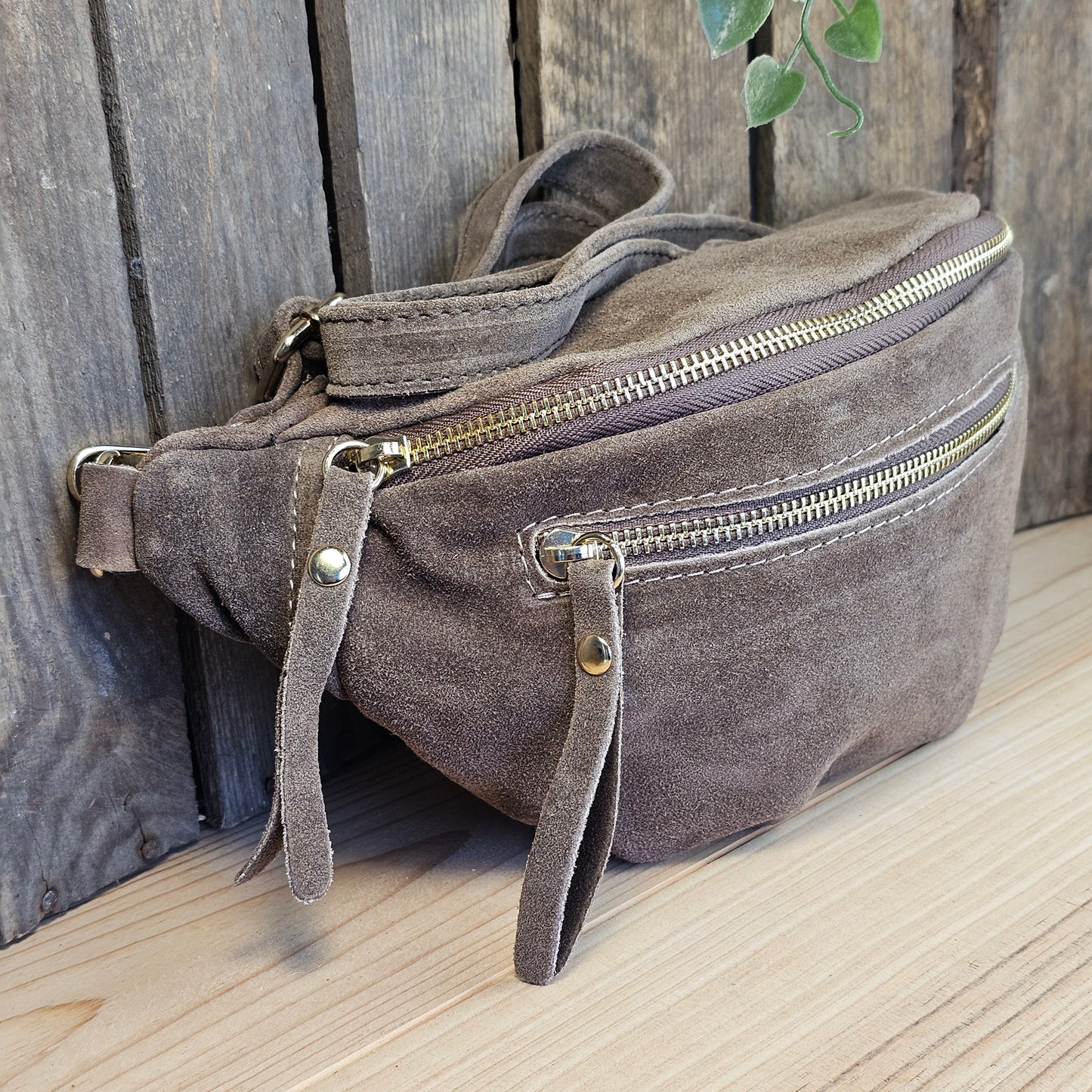 Banane en daim taupe