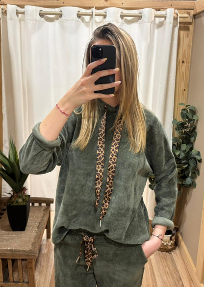 Sweat effet velours kaki avec lacet léopard