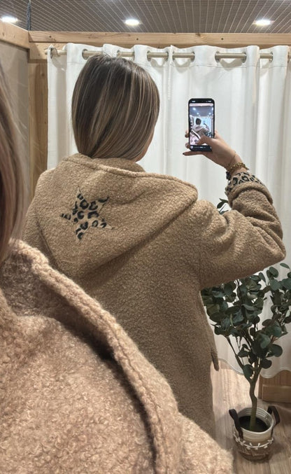 Manteau camel avec étoile capuche