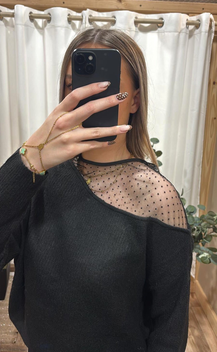 Pull noir dentelle épaule