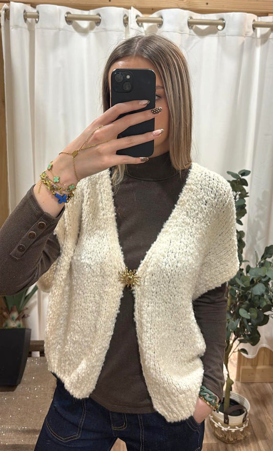 Gilet sans manche bouclette broche dorée - écru
