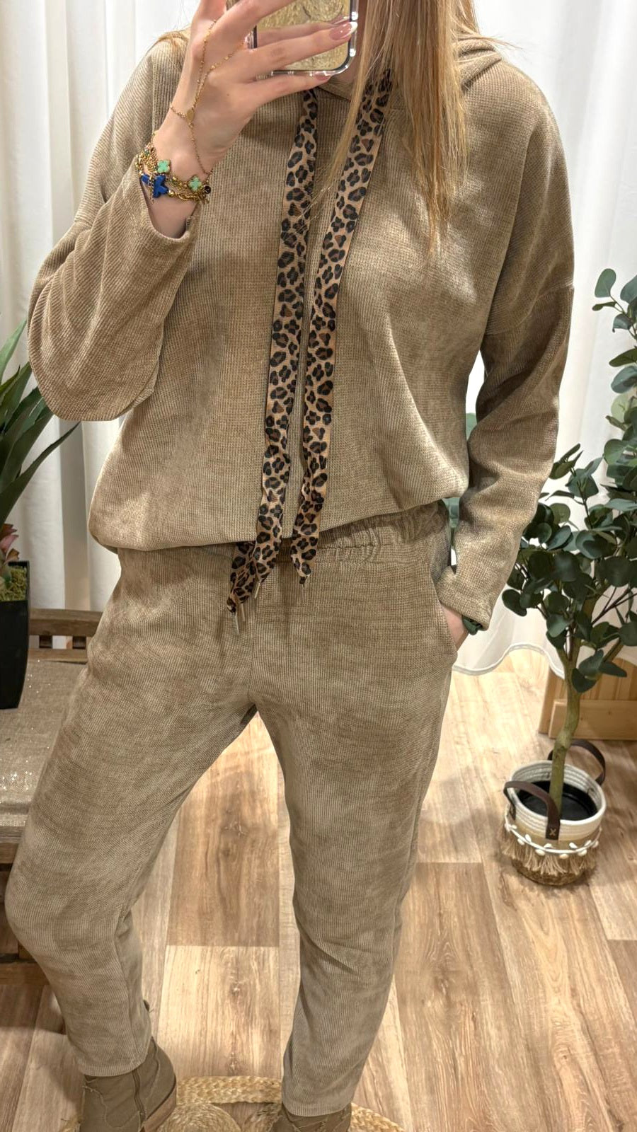 Sweat effet velours camel avec lacet léopard