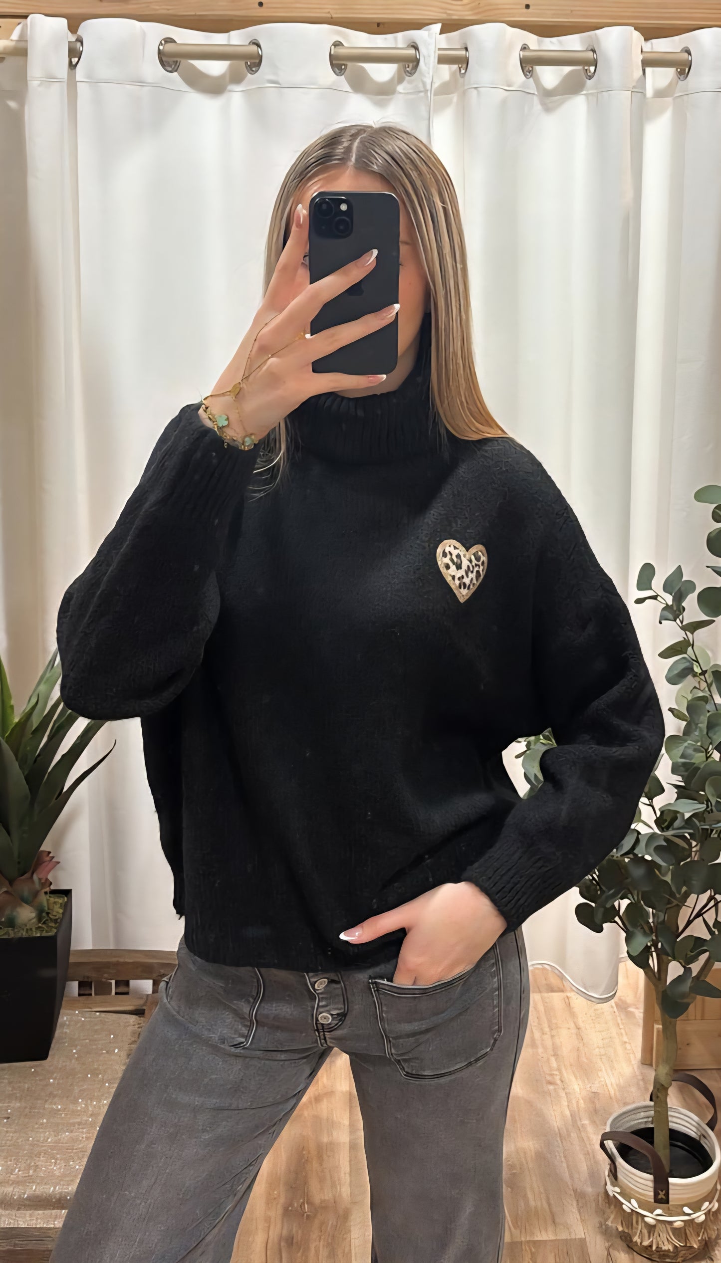 Pull col roulé coeur noir